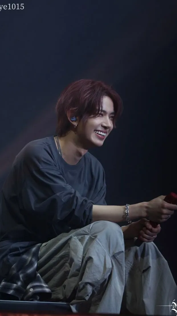 ai character: Lee Heeseung background