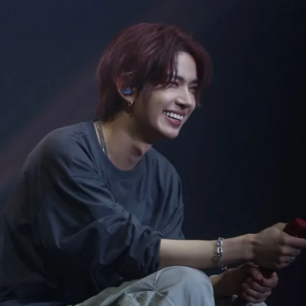 chat with ai character: Lee Heeseung