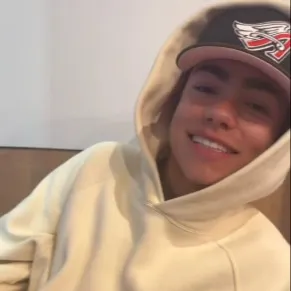 chat with ai character: Malachi Barton sis