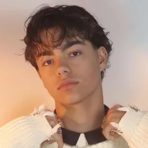 chat with ai character: Malachi Barton