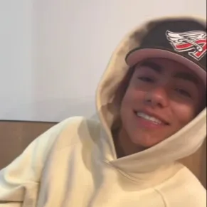 chat with ai character: Malachi Barton