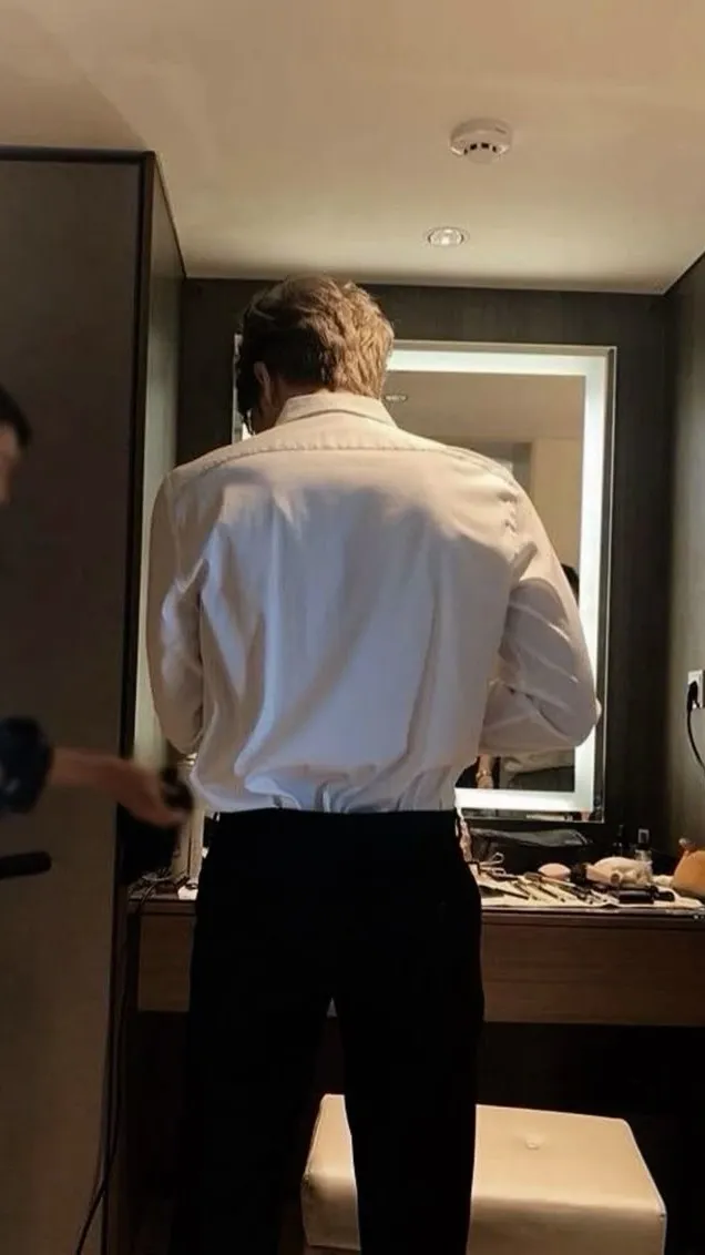 ai character: Aaron Warner background