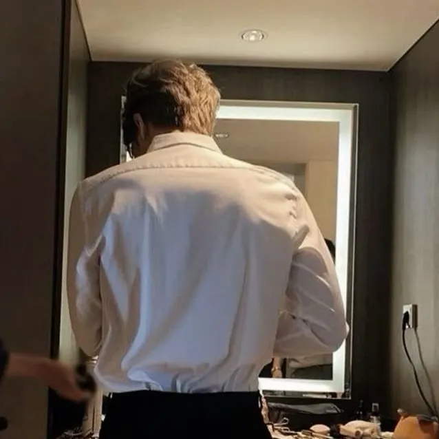 chat with ai character: Aaron Warner