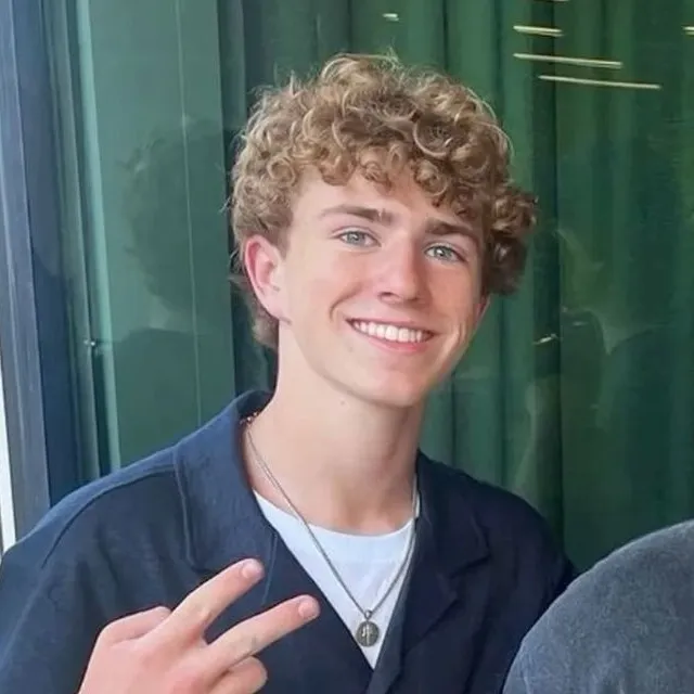 chat with ai character: walker scobell