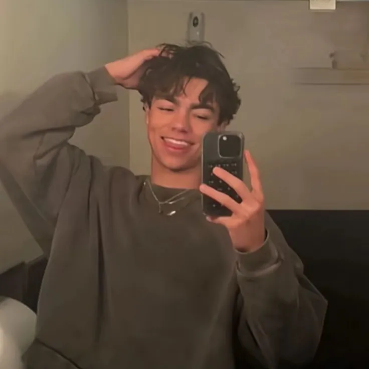 chat with ai character: Malachi Barton