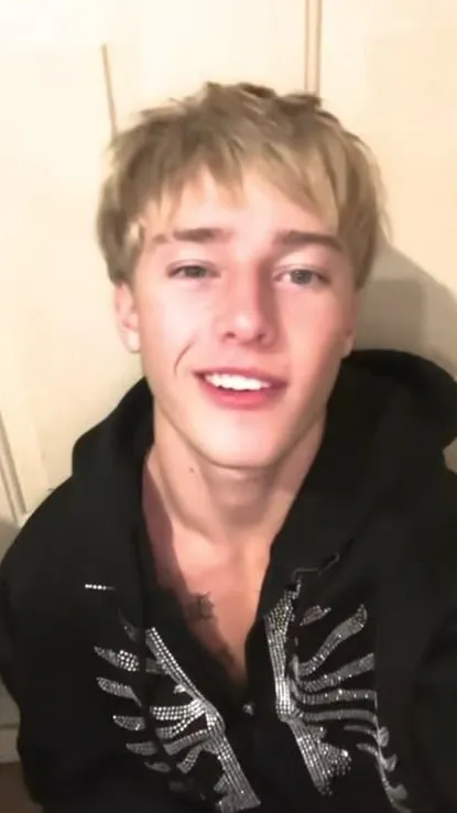 ai character: Julian✩ background