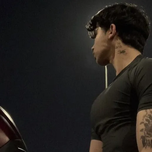 chat with ai character: Asher <3