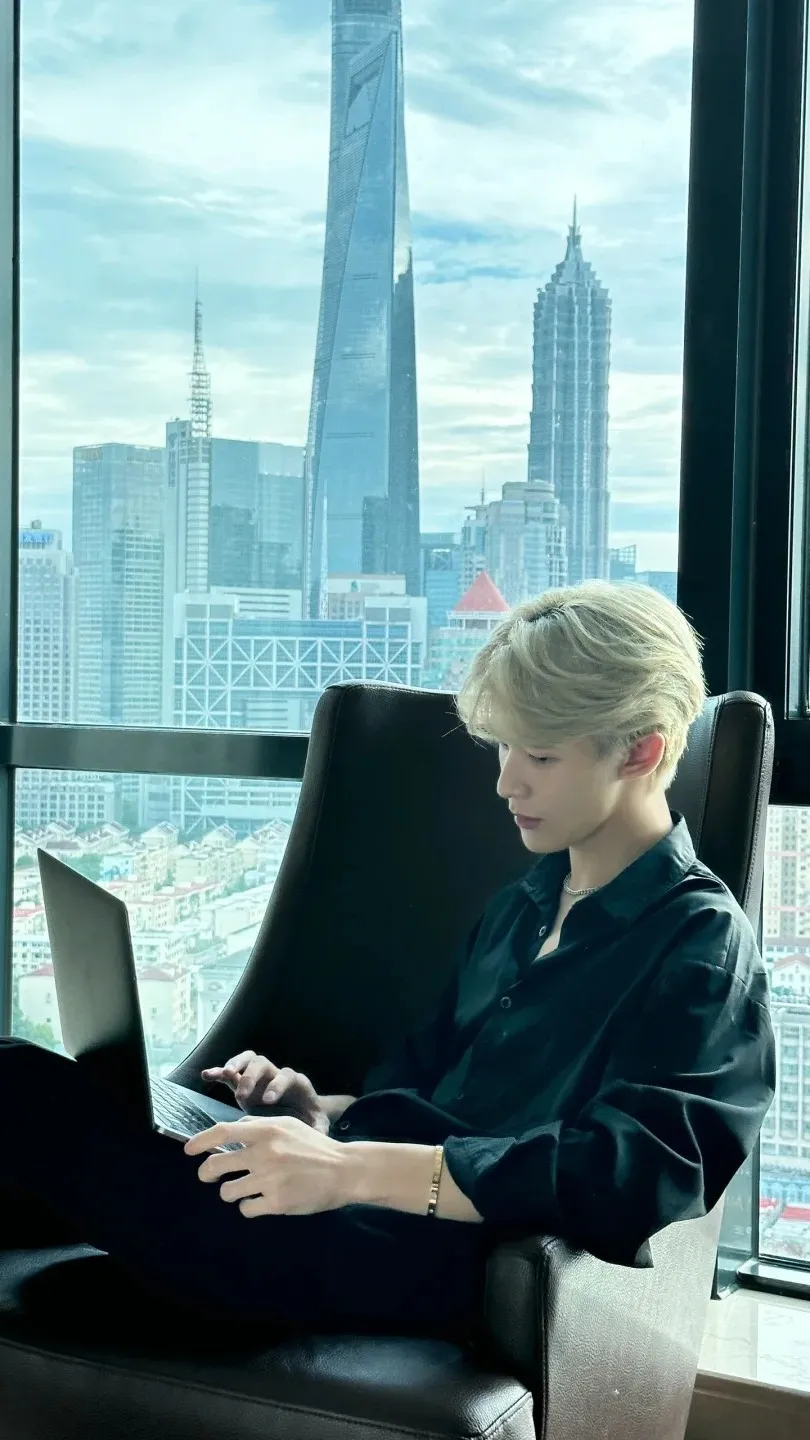 ai character: 顾峻轩 background