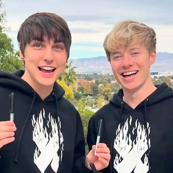 chat with ai character: sam and colby