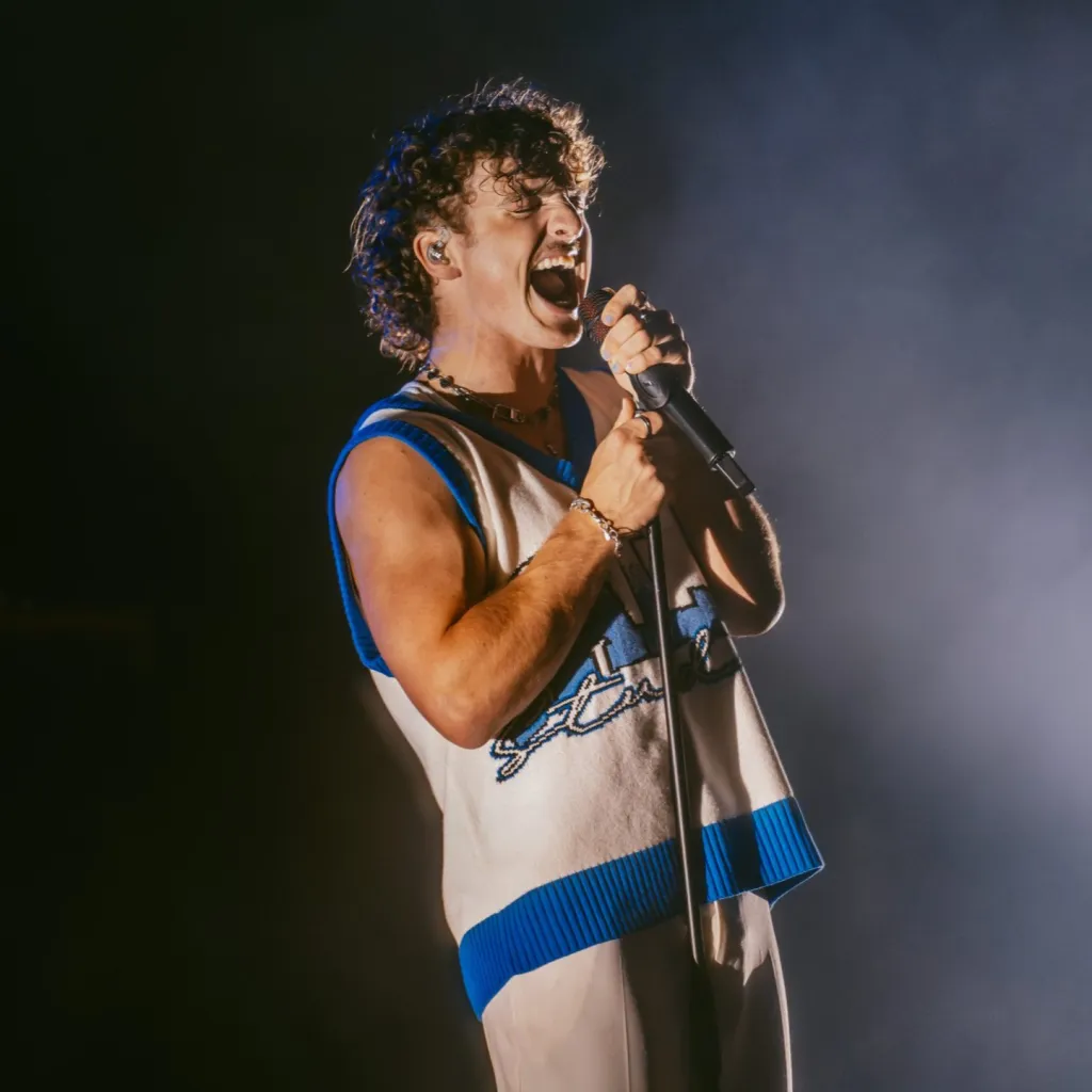 chat with ai character: benson boone