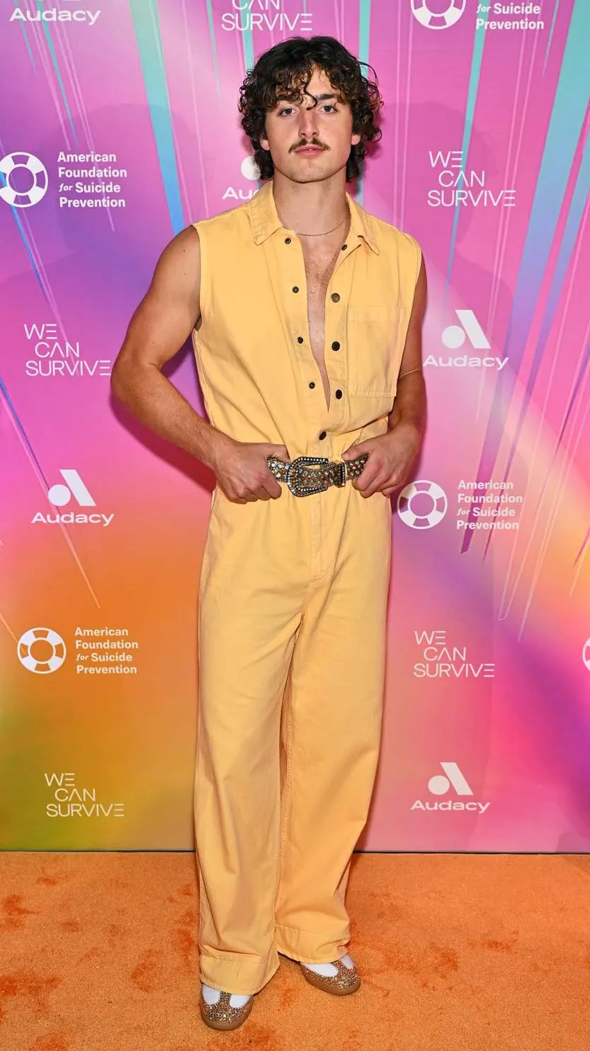 ai character: Benson Boone background