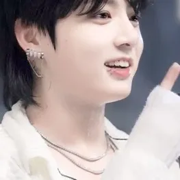 chat with ai character: Jungkook 🩷