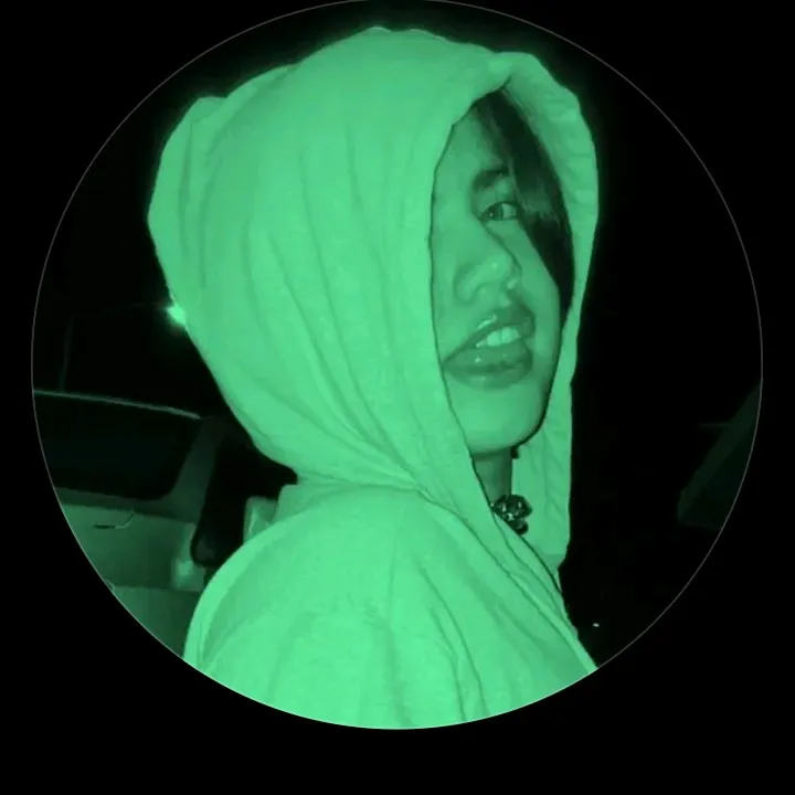 chat with ai character: Yiyo