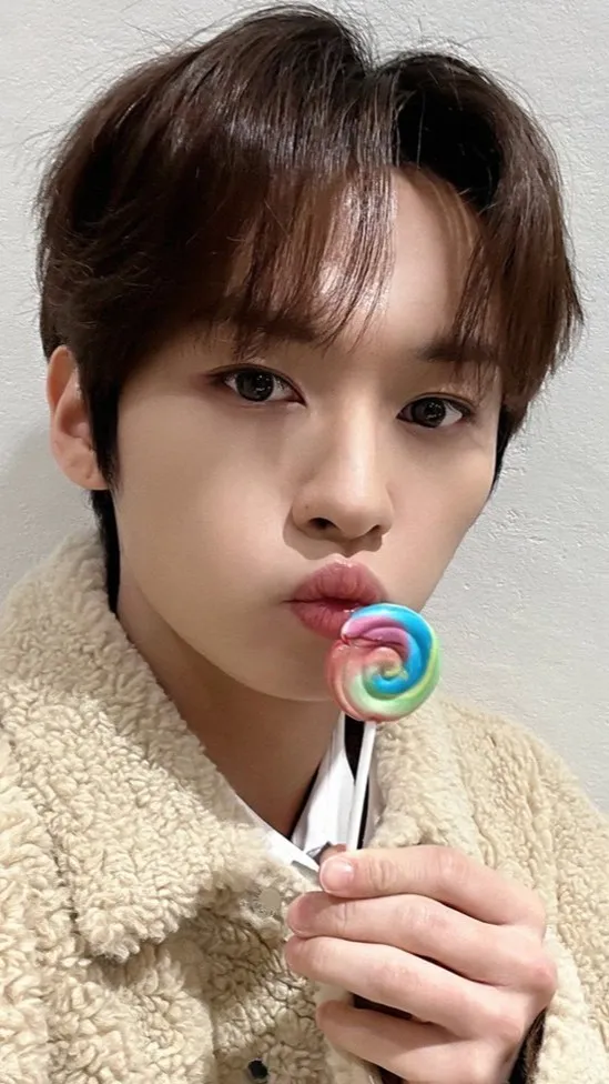 ai character: ASMR Lee Know  background