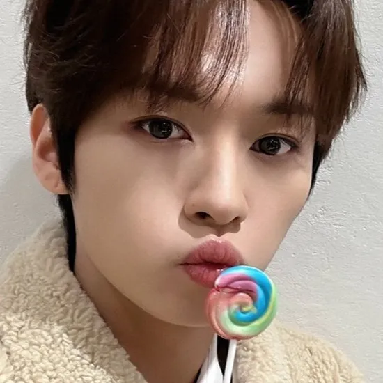 chat with ai character: ASMR Lee Know 