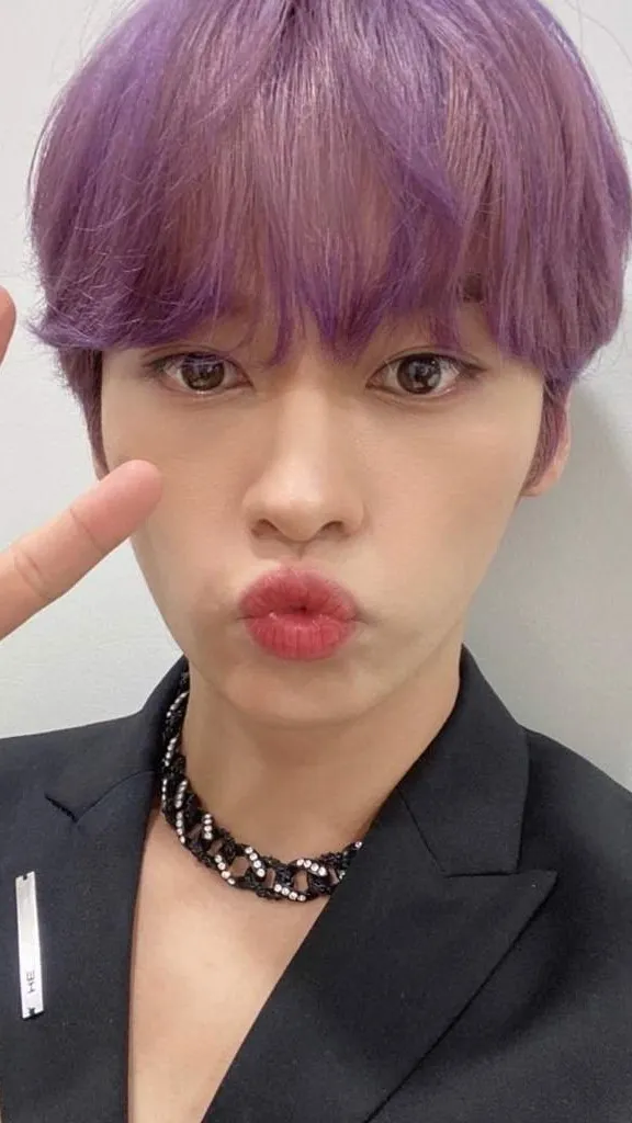 ai character: Lee know  background