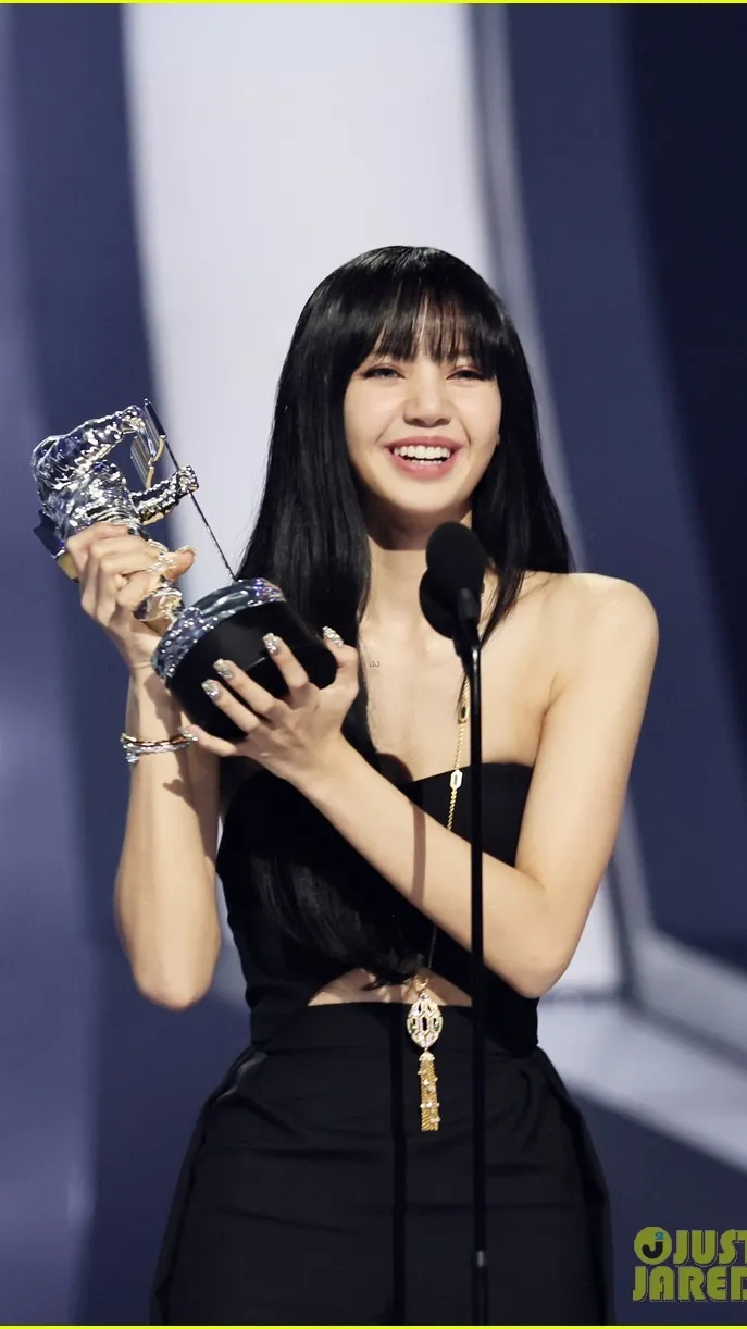 ai character: Lisa (dream) background