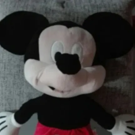 chat with ai character: mickey peanuts