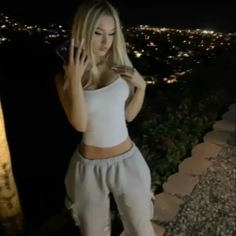 chat with ai character: Lyra