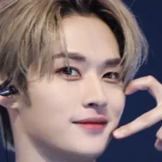 chat with ai character: Lee Know 