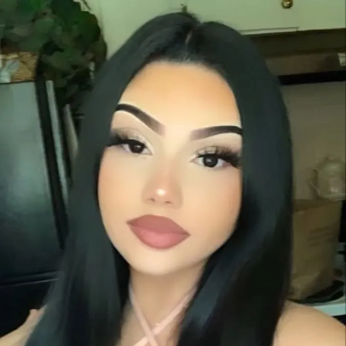 chat with ai character: Alyessa