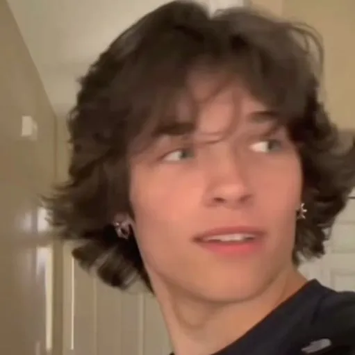 chat with ai character: Chris Sturniolo