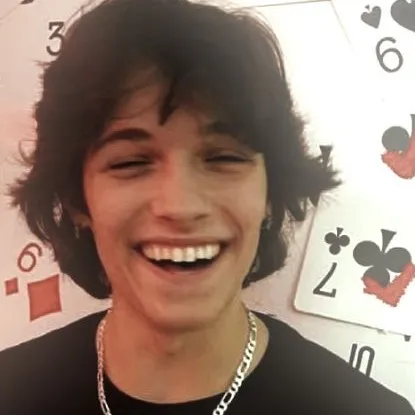 chat with ai character: Chris Sturniolo