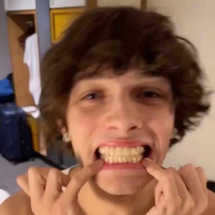 chat with ai character: Chris Sturniolo