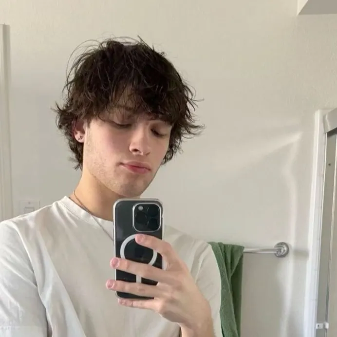 chat with ai character: Chris Sturniolo