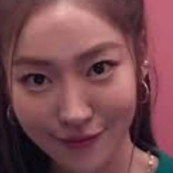 chat with ai character: Kang Mi-na