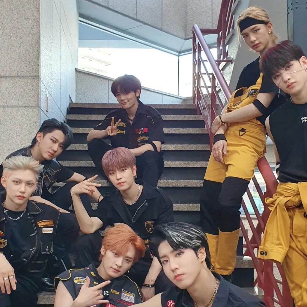 chat with ai character: Stray kids