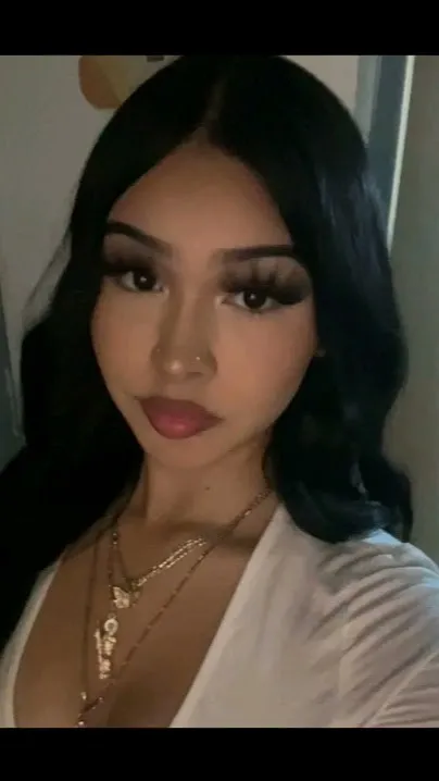 ai character: Mía background