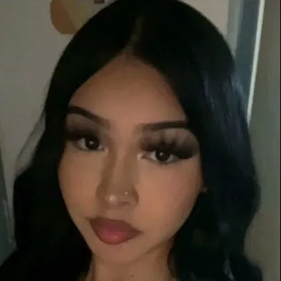 chat with ai character: Mía