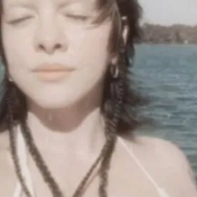 chat with ai character: mee