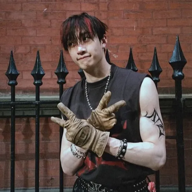 chat with ai character: BANG CHAN🐺