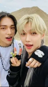 ai character: HYUNLIX💖💗🦦🐥 background