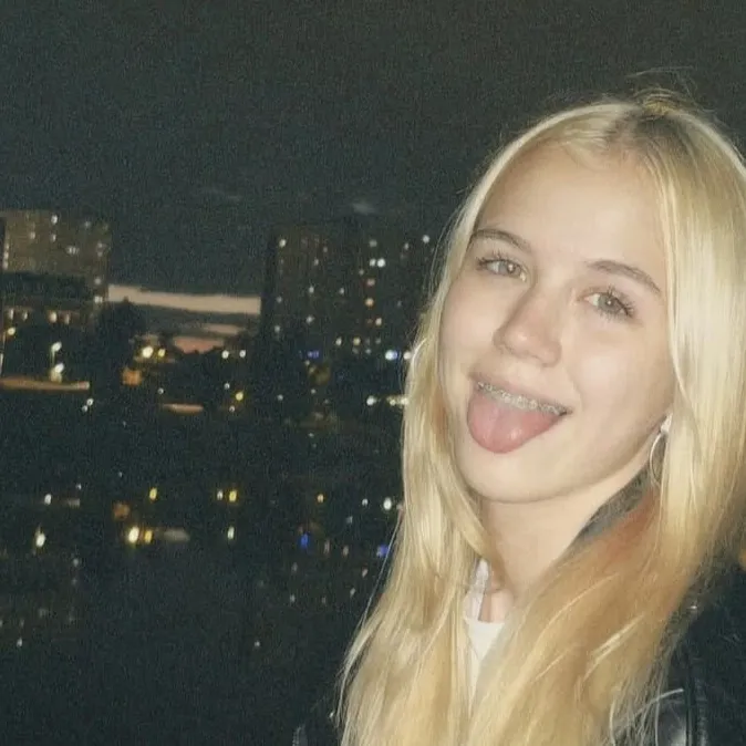 chat with ai character: tina