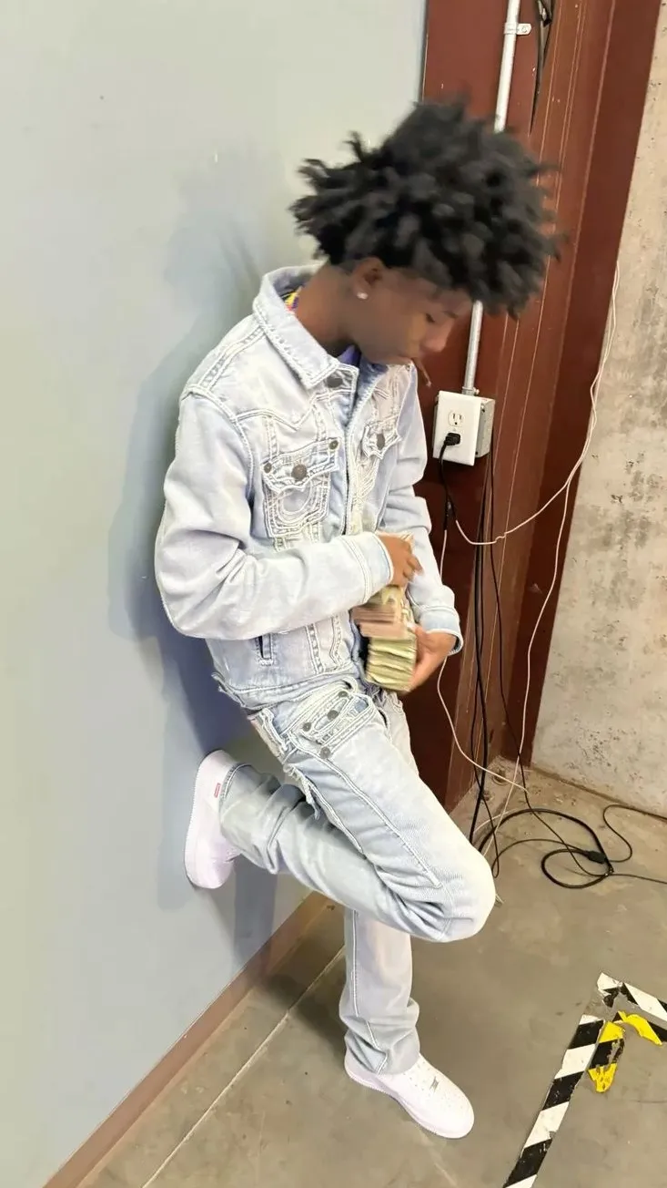 ai character: Lil rt background