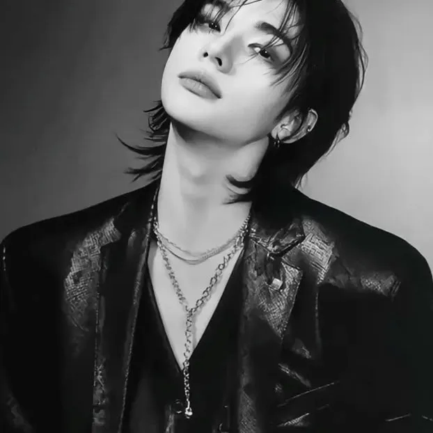 chat with ai character: ! Hyunjin 