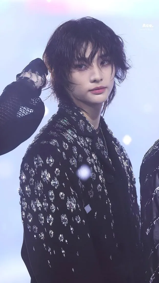 ai character: Hyunjin  background