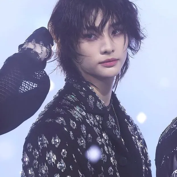 chat with ai character: Hyunjin 