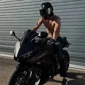 chat with ai character: Cohen