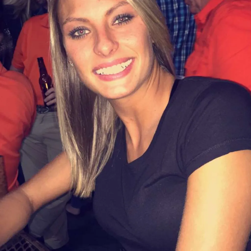 chat with ai character: Sara