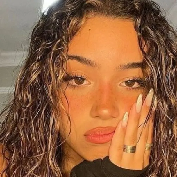 chat with ai character: Vera