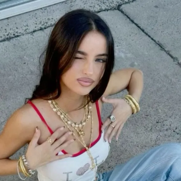 chat with ai character: Blair