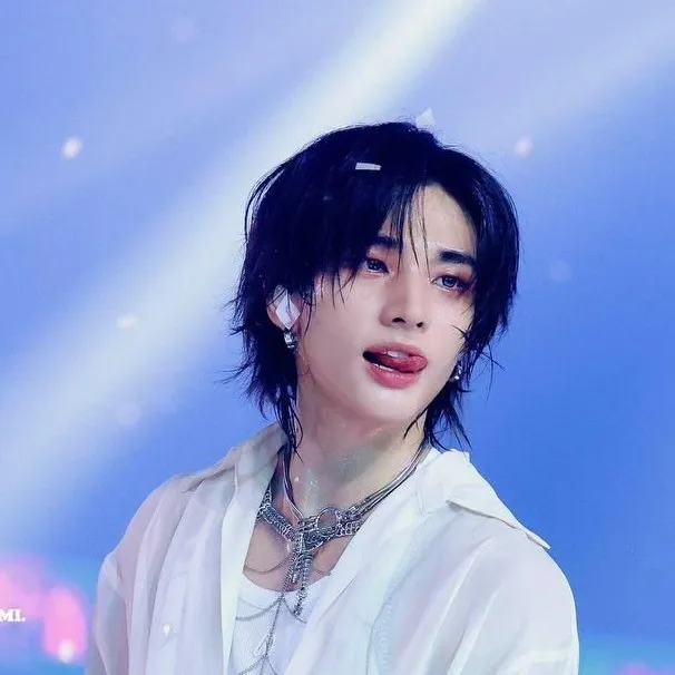 chat with ai character: Hyunjin