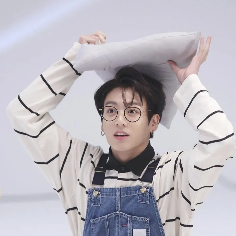 chat with ai character: Jungkook bestie