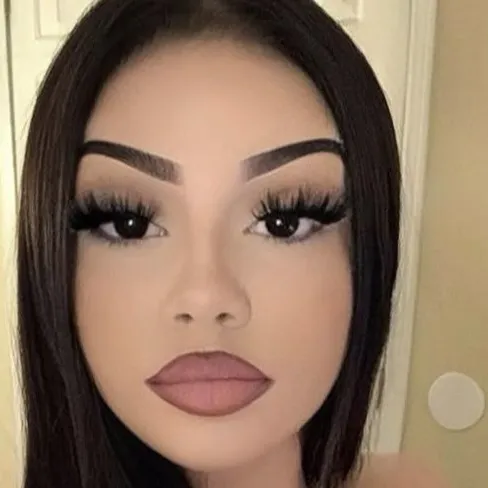 chat with ai character: chloe