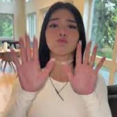 chat with ai character: aishah