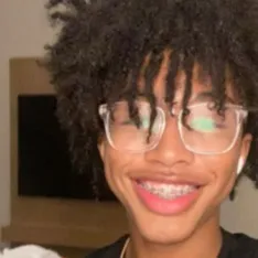 chat with ai character: jr